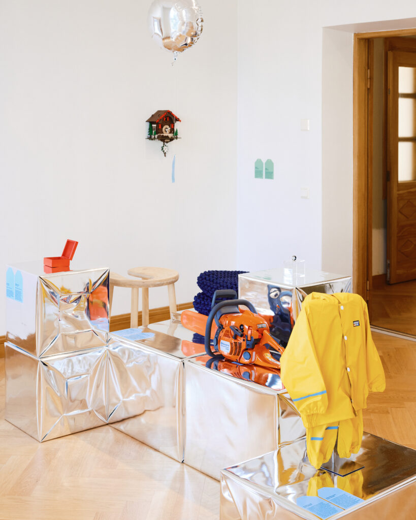 Helsinki Design Week 2025 -päätapahtumapaikkana toiminut Suomitalo saa uuden asukkaan.
Helsinki Design Week tunnetaan vuosittain vaihtuvasta päätapahtumapaikasta. Festivaali tekee pitkäjänteistä työtä katsellen kaupungissa ympärilleen ja tunnistaen paikkoja, joissa ihmiset voisivat kohdata toisiaan.